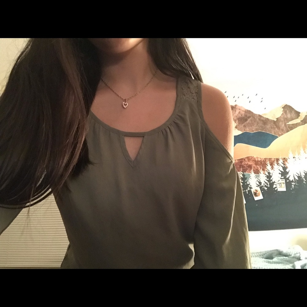 COLD SHOULDER OLIVE GREEN CANDIES LONG SLEEVE TEE